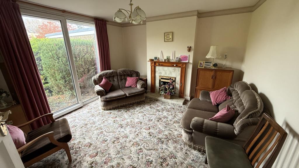 Lot: 62 - SEMI-DETACHED BUNGALOW WITH POTENTIAL - Internal image of living room at rear of property